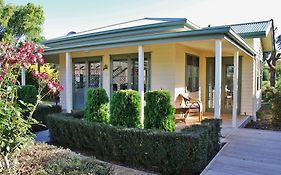 Clive Colonial Cottages